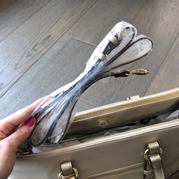 Brand New Kate Landry Multi-Pocket Shoulder Bag w/Long Strap - Picture 5 of 9